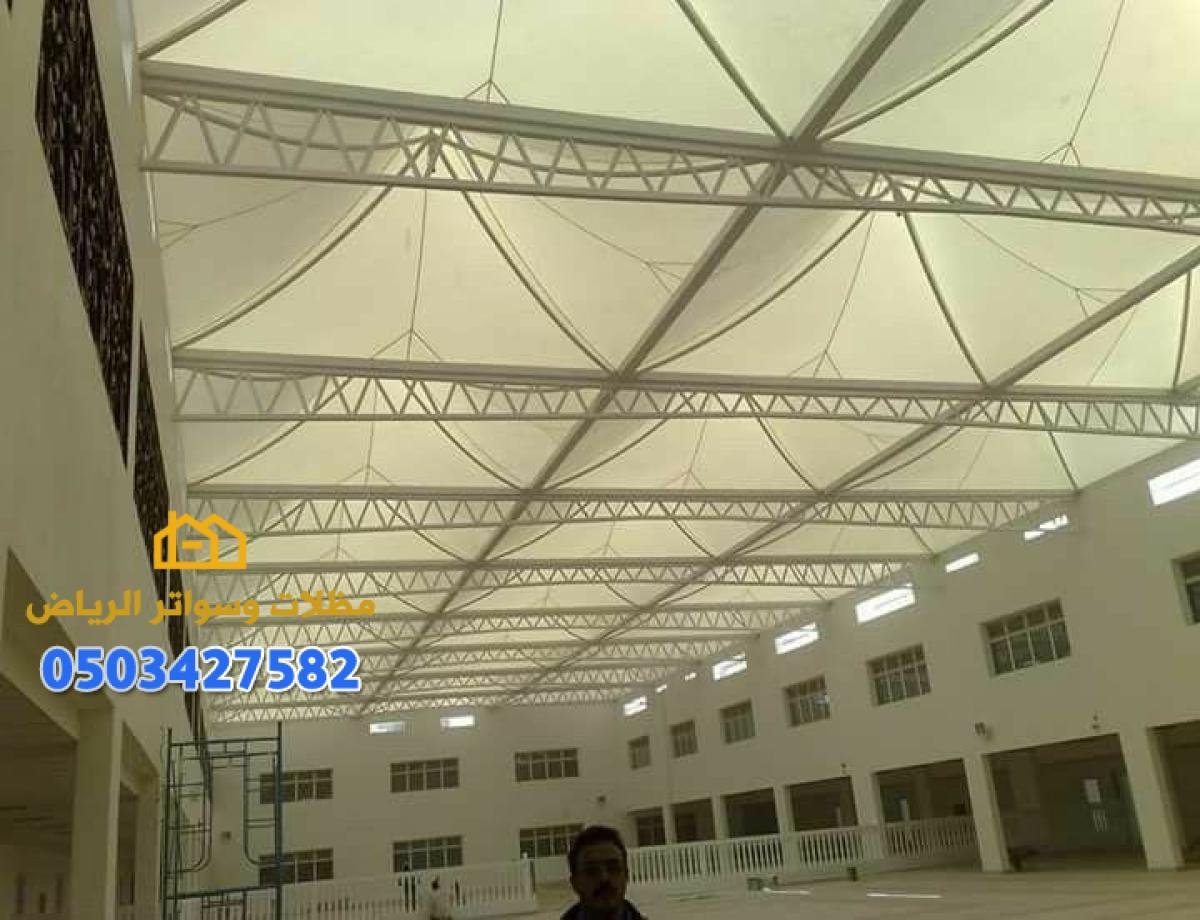 مظلات مدارس في الحوطة توفر حماية شاملة للطلاب ضد الشمس والمطر.