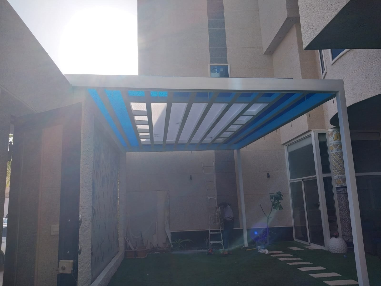تركيب ساندوتش بانل الأسطح والملاحق الخارجية بالرياض بأعلى معايير الجودة.