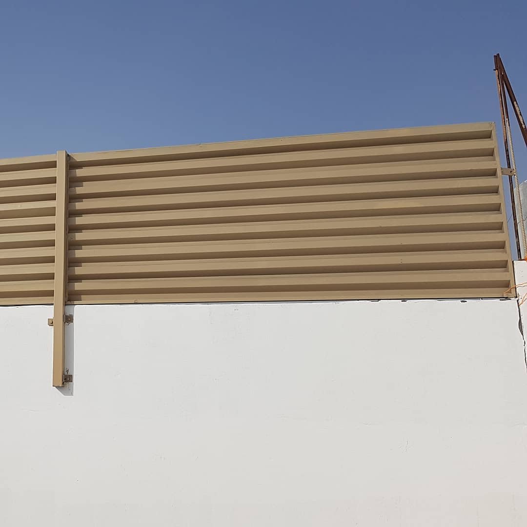 سواتر خشبية خارجية في الرياض توفر الخصوصية وتحمي من العوامل الجوية.