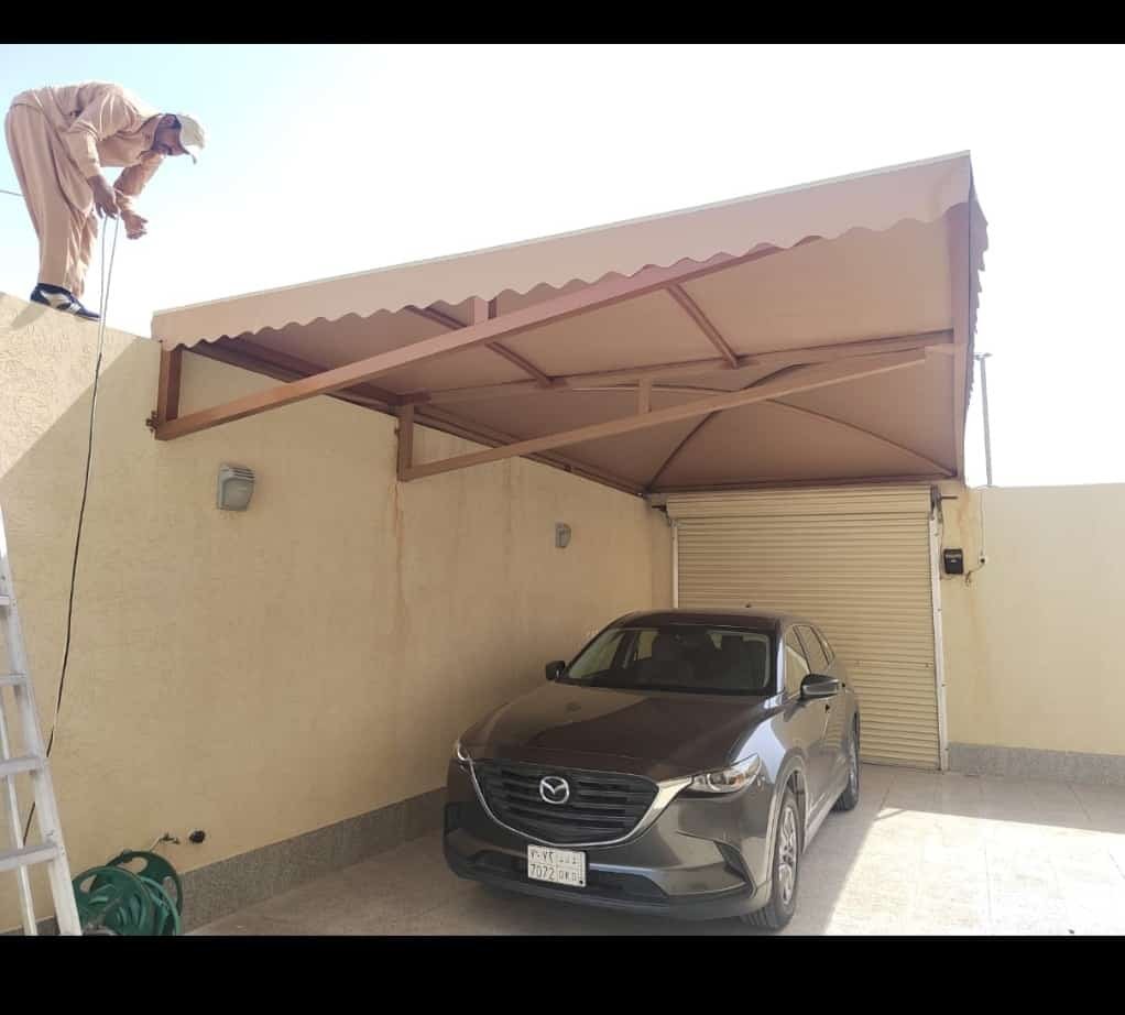 مظلات سيارات حديدية في الرياض توفر الأمان والحماية لمركباتك طوال العام.