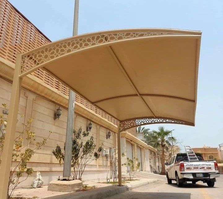 مظلات مدارس في الرياض توفر حماية من الشمس والحرارة للطلاب في الساحات.