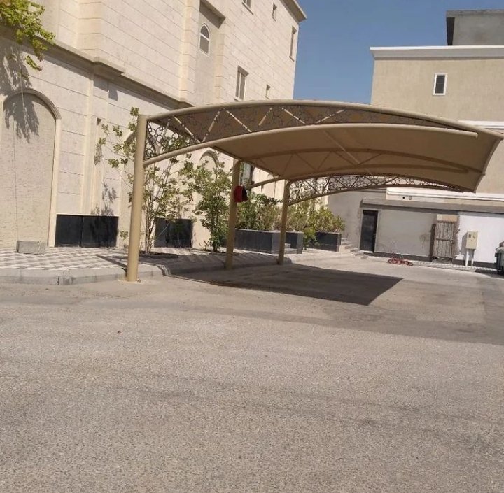 مظلات هرمية في الرياض لتوفير الحماية المثالية في المناطق المفتوحة.